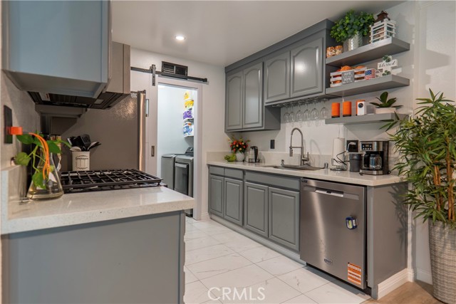 Detail Gallery Image 7 of 22 For 7554 Corbin #4,  Reseda,  CA 91335 - 2 Beds | 1 Baths