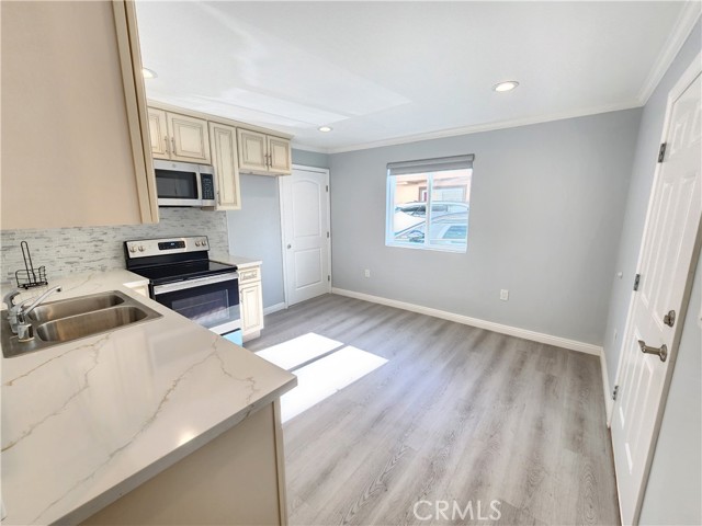 Detail Gallery Image 2 of 13 For 21217 De La Guerra St #B,  Woodland Hills,  CA 91364 - 1 Beds | 1 Baths