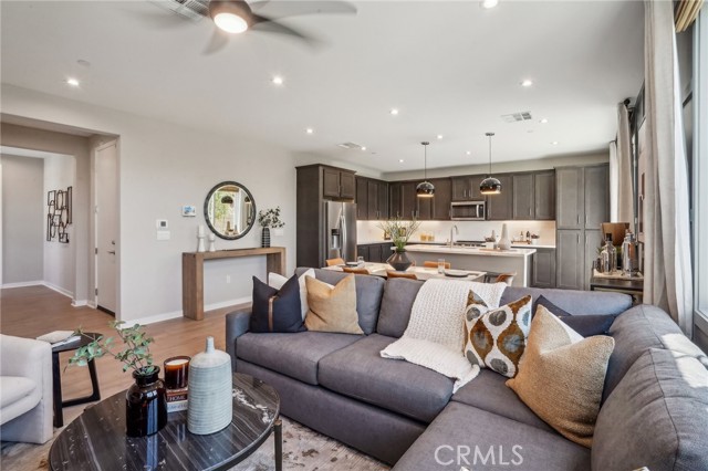 Detail Gallery Image 4 of 24 For 6341 Sierra Vista Ln, Fontana,  CA 92336 - 4 Beds | 2/1 Baths