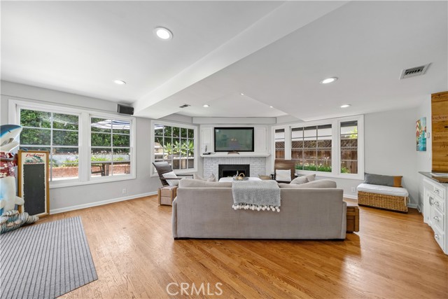 1733 Bayou Way, Seal Beach CA: https://media.crmls.org/medias/daec7ed2-65d0-4327-b760-6d7026ff8158.jpg