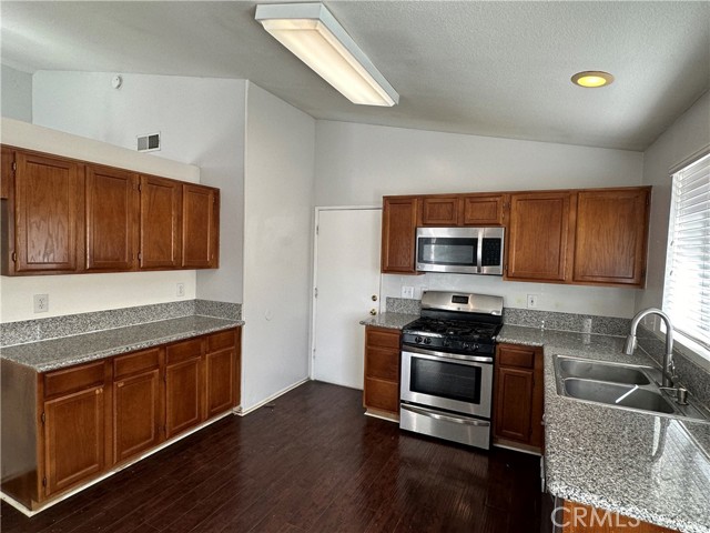 Detail Gallery Image 8 of 25 For 6028 W Avenue J4, Lancaster,  CA 93536 - 4 Beds | 2 Baths