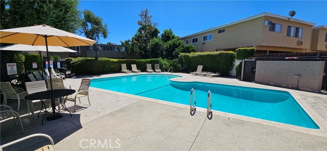 Detail Gallery Image 11 of 14 For 18134 Killion St #2,  Tarzana,  CA 91356 - 3 Beds | 2 Baths