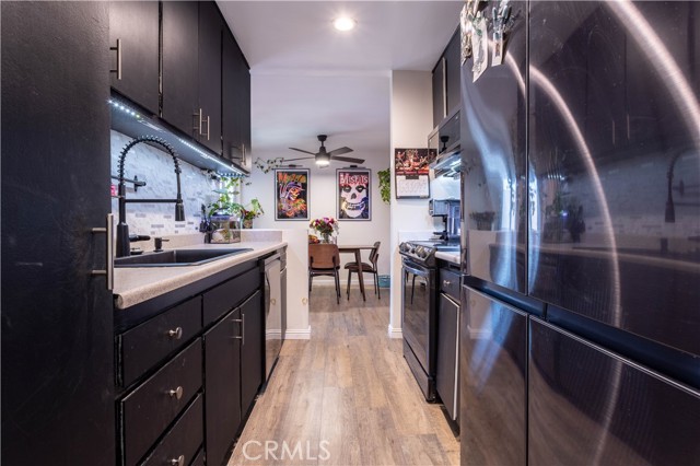 18307 Burbank Boulevard, Tarzana CA: https://media.crmls.org/medias/daf3b8f9-6df1-42ee-bb68-3544c9ad63a7.jpg