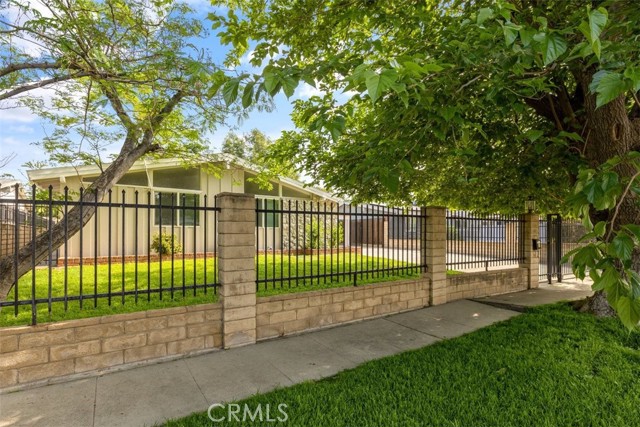 Detail Gallery Image 2 of 27 For 16427 Clymer St, Granada Hills,  CA 91344 - 5 Beds | 2 Baths