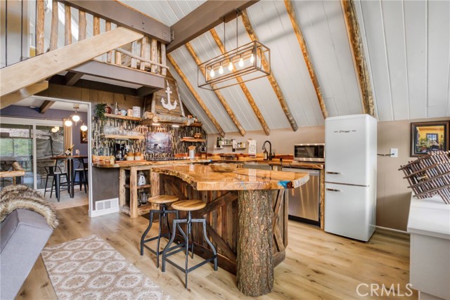 875 Brentwood Drive, Lake Arrowhead CA: https://media.crmls.org/medias/daf5b6ef-4dc5-4f0a-867b-8c03c6a06d75.jpg