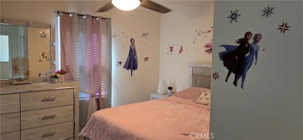 https://media.crmls.org/medias/daf9089e-249c-4548-8cd4-062b56776a18.jpg?preset=X-Large