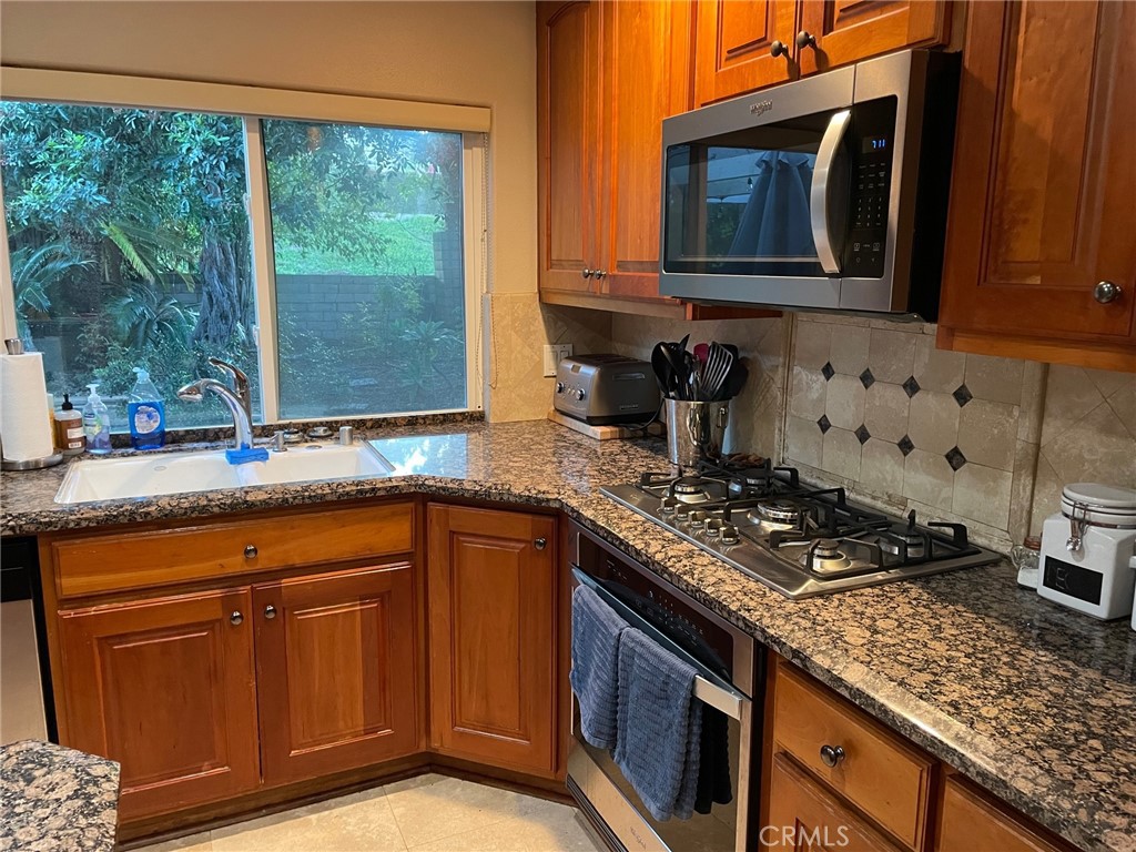 https://media.crmls.org/medias/dafb31b0-0755-4c50-8fd4-318f0042b5a6.jpg?preset=X-Large