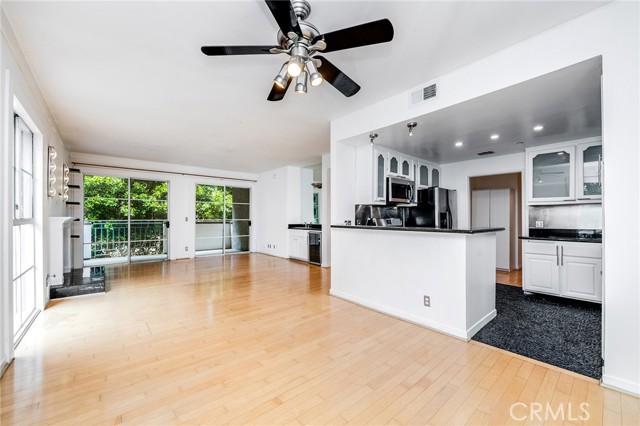 1401 S Bentley Avenue, Los Angeles CA: https://media.crmls.org/medias/dafc97d4-64fb-4df7-94cd-813c539ae1c4.jpg
