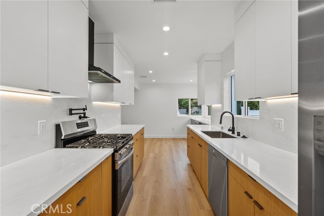 Detail Gallery Image 9 of 38 For 5730 Stansbury Ave, Van Nuys,  CA 91401 - 3 Beds | 2 Baths