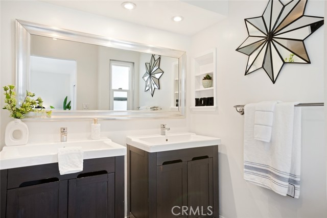 4405 W Sarah Street, Burbank CA: https://media.crmls.org/medias/dafebe67-f07a-48c1-a755-f4949e94fdb1.jpg