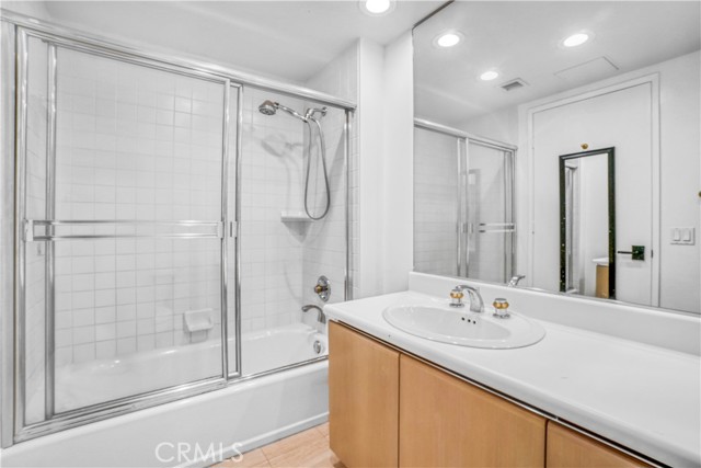 850 E Ocean Boulevard, Long Beach CA: https://media.crmls.org/medias/db00c909-4927-44fc-bfe5-9ed48a5af609.jpg