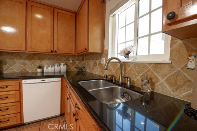 Detail Gallery Image 14 of 62 For 7310 Balboa Bld #F,  Van Nuys,  CA 91406 - 2 Beds | 3 Baths
