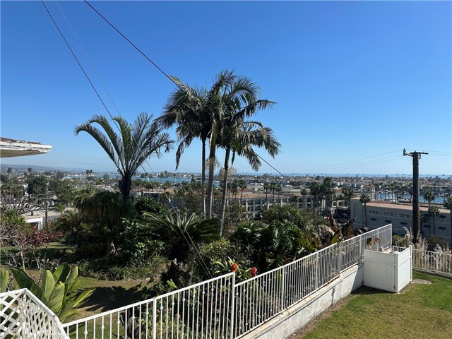 Detail Gallery Image 4 of 9 For 1221 Kings Road, Newport Beach,  CA 92663 - 3 Beds | 2 Baths