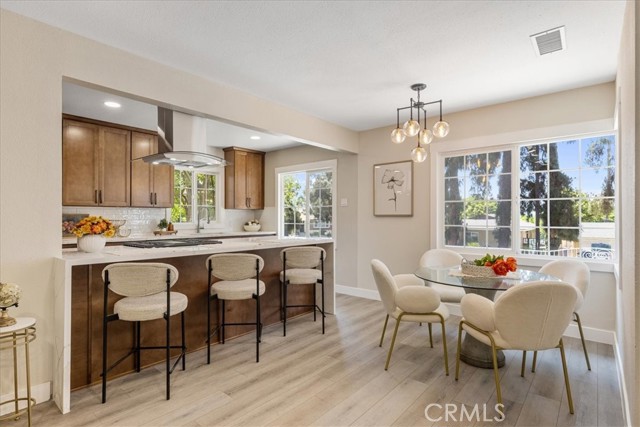 Detail Gallery Image 4 of 21 For 9951 Glencrest Cir, Sun Valley,  CA 91504 - 4 Beds | 3 Baths