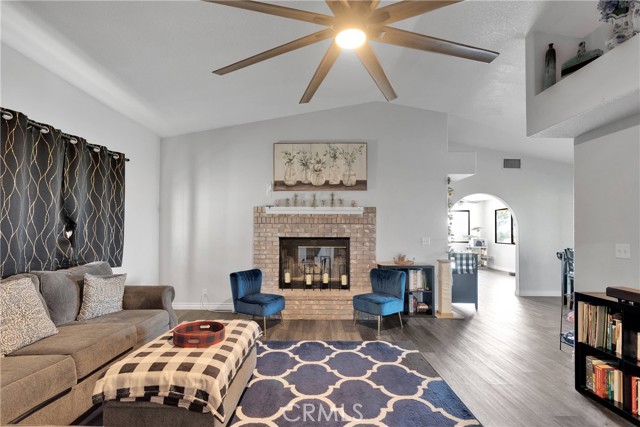 22752 Roundup Way, Apple Valley CA: https://media.crmls.org/medias/db04c469-29d1-4d3a-b6ab-474858719c72.jpg