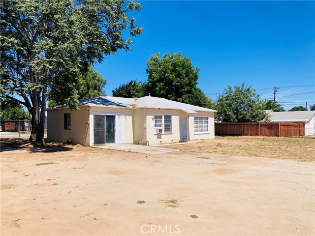 5214 Golden Avenue, Riverside CA: https://media.crmls.org/medias/db07dc0e-8ab1-4d43-b27c-906ef87c9a87.jpg