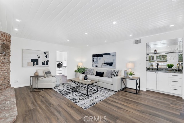 Detail Gallery Image 9 of 25 For 21438 Mulholland, Woodland Hills,  CA 91364 - 5 Beds | 3 Baths