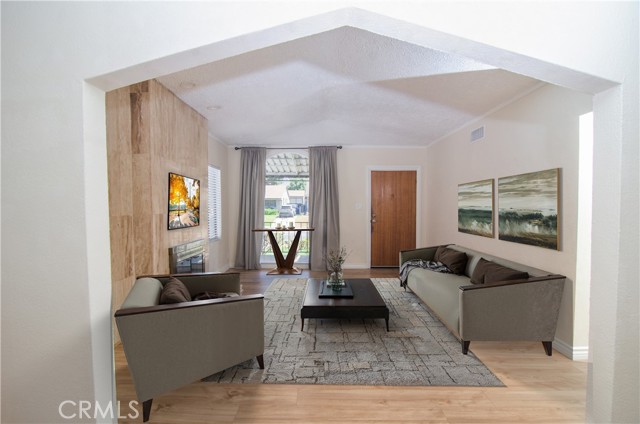 3123 Stockbridge Avenue, El Sereno CA: https://media.crmls.org/medias/db096ef6-2020-4d04-9bf3-734fa30686e4.jpg