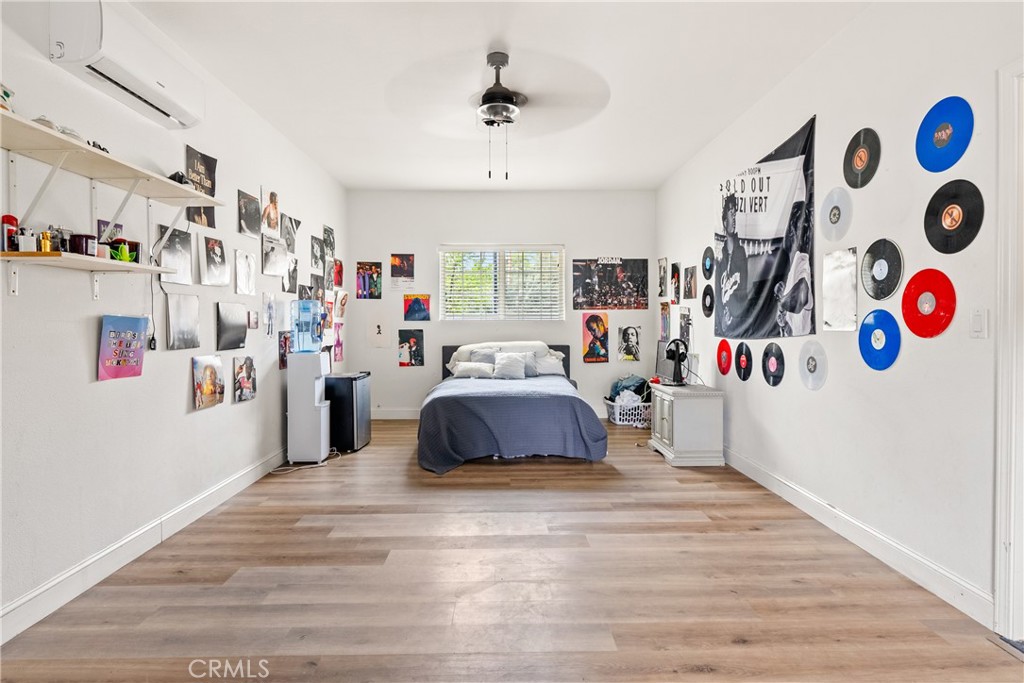 https://media.crmls.org/medias/db0c3c64-84ea-4b41-851b-b56e4cce0776.jpg?preset=X-Large
