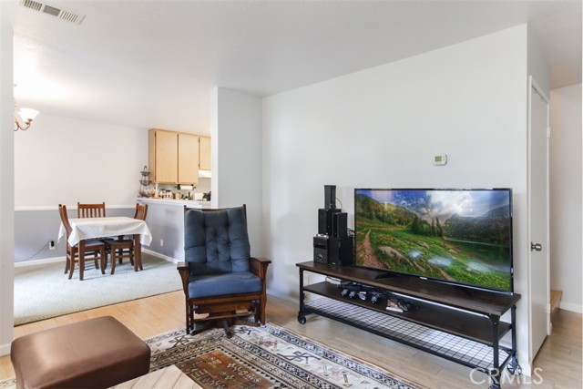 Detail Gallery Image 9 of 24 For 23530 Newhall Ave #5,  Newhall,  CA 91321 - 3 Beds | 2/1 Baths