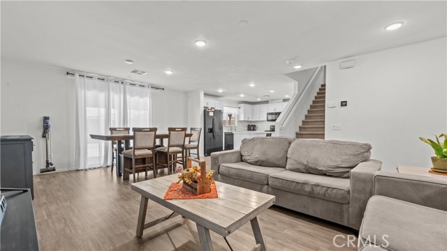 Detail Gallery Image 3 of 18 For 15979 Shawnee, Victorville,  CA 92394 - 4 Beds | 2/1 Baths