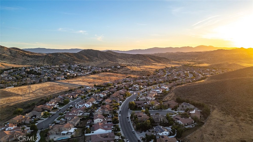 https://media.crmls.org/medias/db1493d4-2cad-4e28-9551-a0ab3935545e.jpg?preset=X-Large