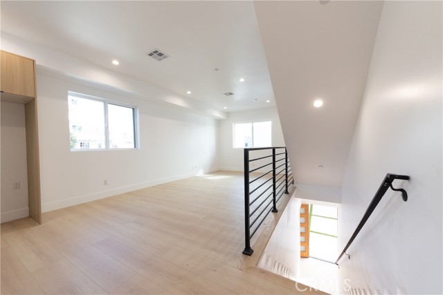 Detail Gallery Image 13 of 26 For 5209 W 20th St #2,  Los Angeles,  CA 90016 - 3 Beds | 3/1 Baths