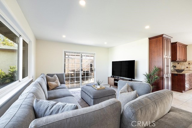 Detail Gallery Image 2 of 21 For 2206 Stinson St, Simi Valley,  CA 93065 - 3 Beds | 2 Baths