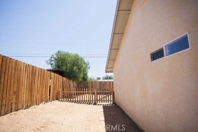 6025 Abronia Avenue, 29 Palms CA: https://media.crmls.org/medias/db201c68-b931-440e-8ff2-f6202eab2093.jpg