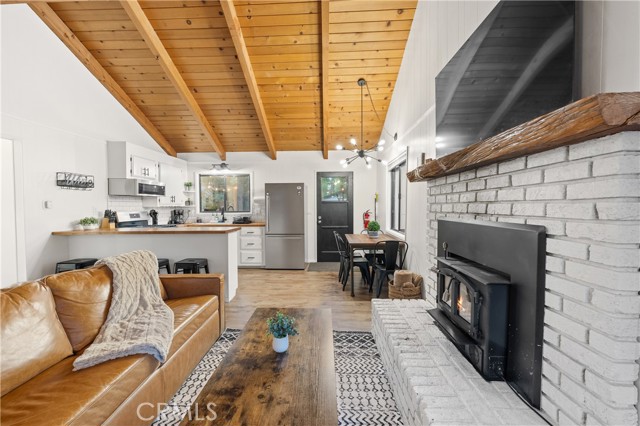 Detail Gallery Image 6 of 38 For 42540 Cedar Ave, Big Bear Lake,  CA 92315 - 2 Beds | 1 Baths