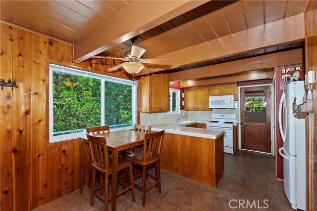 Detail Gallery Image 12 of 40 For 26661 Lake Forest Dr, Twin Peaks,  CA 92391 - 3 Beds | 2/1 Baths