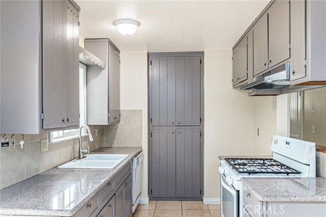 Detail Gallery Image 4 of 16 For 16481 Stevens, Lake Elsinore,  CA 92530 - 2 Beds | 1 Baths