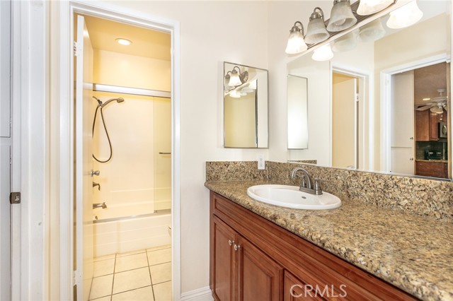 Detail Gallery Image 8 of 17 For 5460 White Oak Ave #K304,  Encino,  CA 91316 - 2 Beds | 2 Baths