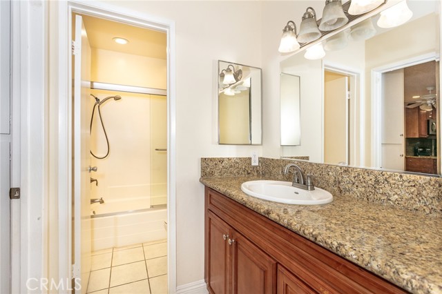 Detail Gallery Image 8 of 17 For 5460 White Oak Ave #K304,  Encino,  CA 91316 - 2 Beds | 2 Baths