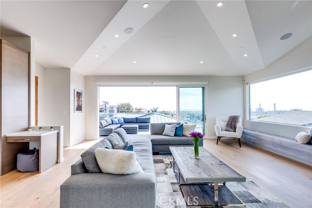 728 Lucia Avenue, Redondo Beach, California 90277, 4 Bedrooms Bedrooms, ,2 BathroomsBathrooms,Residential,Sold,Lucia,SB19142889