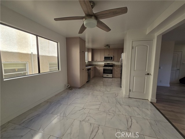 Detail Gallery Image 9 of 26 For 2440 Penmar Ave #2,  Venice,  CA 90291 - 3 Beds | 2/1 Baths