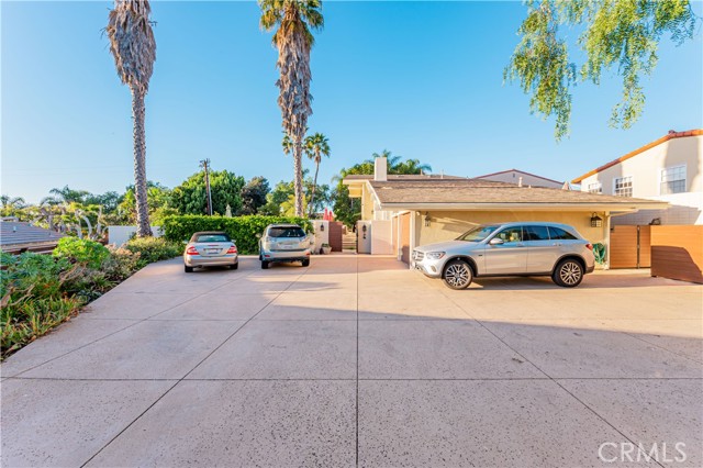 Spacious driveway