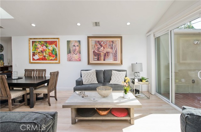 Detail Gallery Image 10 of 45 For 18016 Collins St, Encino,  CA 91316 - 4 Beds | 3/1 Baths