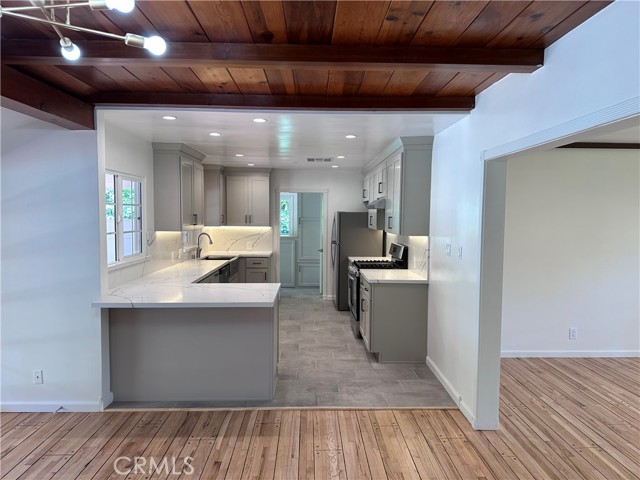 5369 Topeka Drive, Tarzana CA: https://media.crmls.org/medias/db378c04-b39d-4ce9-8f38-c47a7d3036e2.jpg