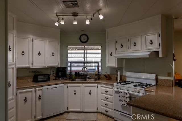 Detail Gallery Image 10 of 28 For 2601 E Victoria #211,  Compton,  CA 90220 - 2 Beds | 2 Baths