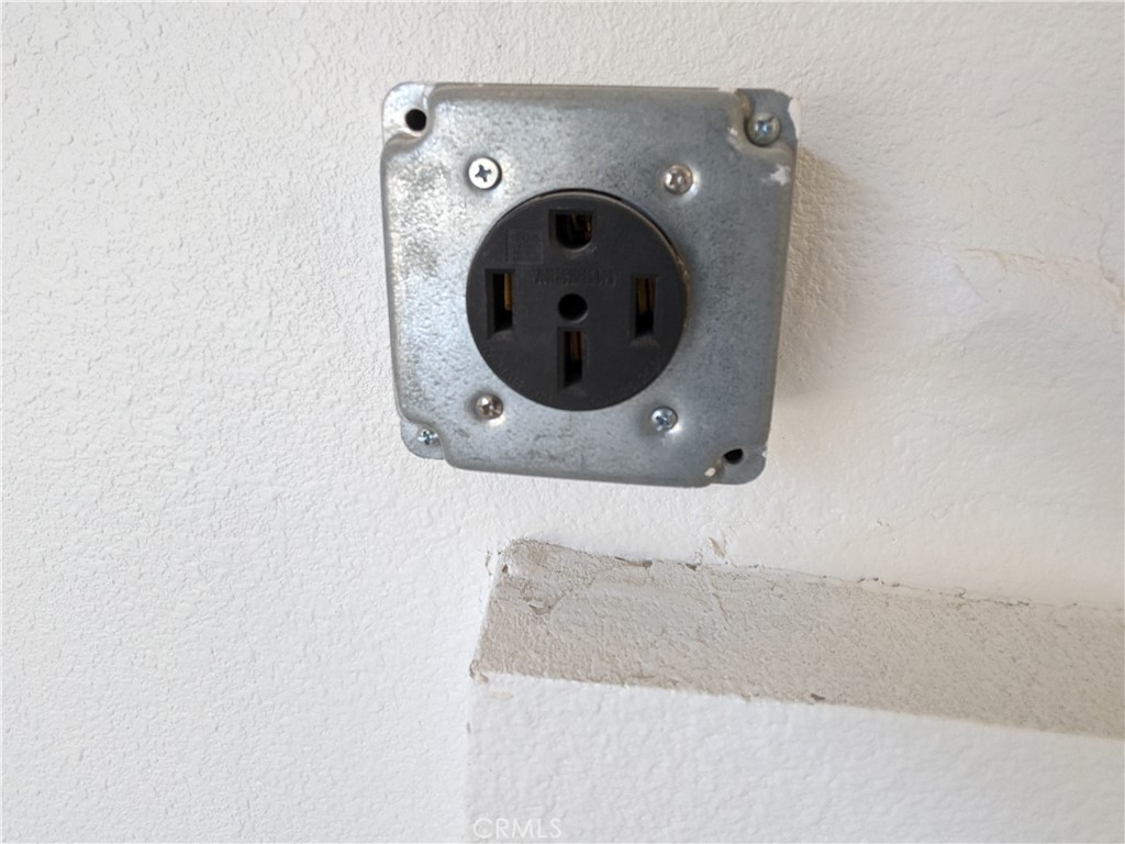 https://media.crmls.org/medias/db3c423f-69da-4928-8ab4-b781d4a0c980.jpg?preset=X-Large
