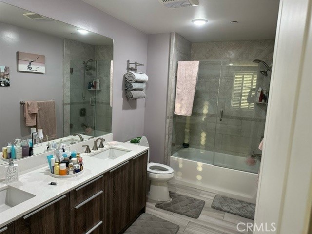 Detail Gallery Image 5 of 15 For 5253 Vantage Ave #302,  Valley Village,  CA 91607 - 4 Beds | 2 Baths