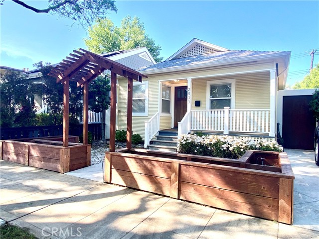 Detail Gallery Image 2 of 31 For 2433 Castro Way, Sacramento,  CA 95818 - 2 Beds | 2 Baths
