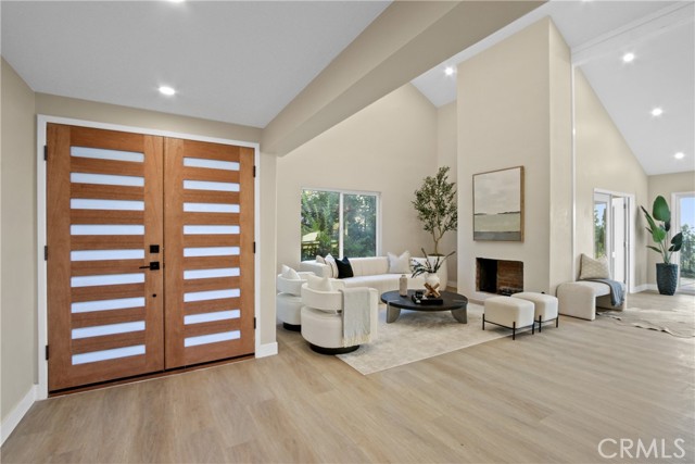 Detail Gallery Image 3 of 27 For 520 Golden Sky Ln, Anaheim,  CA 92807 - 3 Beds | 2 Baths