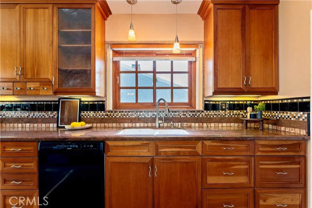 2042 E Crary Street, Pasadena CA: https://media.crmls.org/medias/db422ee9-016e-450c-94af-8fdfd1e50c95.jpg