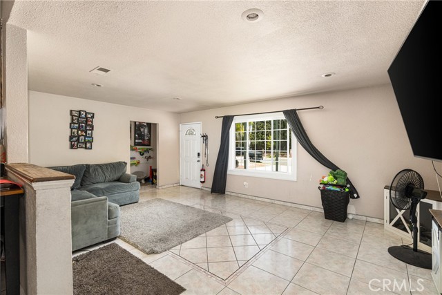 Detail Gallery Image 7 of 21 For 279 N Spruce Dr, Anaheim,  CA 92805 - 3 Beds | 2/1 Baths