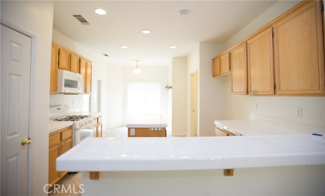 Detail Gallery Image 6 of 21 For 45634 Tiana Rose St, Lancaster,  CA 93536 - 3 Beds | 2 Baths