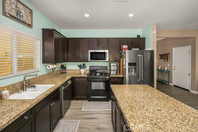 Detail Gallery Image 10 of 43 For 2491 E Norwich, Ontario,  CA 91761 - 4 Beds | 3 Baths