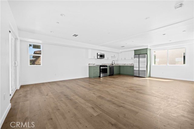 Detail Gallery Image 10 of 20 For 6834 Hazeltine Ave #3,  Van Nuys,  CA 91405 - 3 Beds | 3/1 Baths