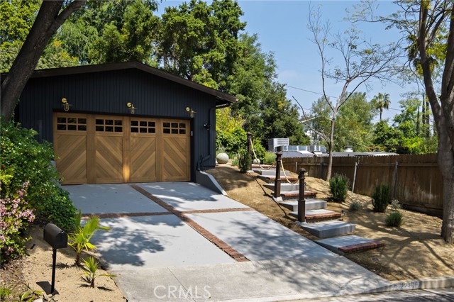 Detail Gallery Image 2 of 33 For 22261 Ybarra Rd, Woodland Hills,  CA 91364 - 3 Beds | 2 Baths